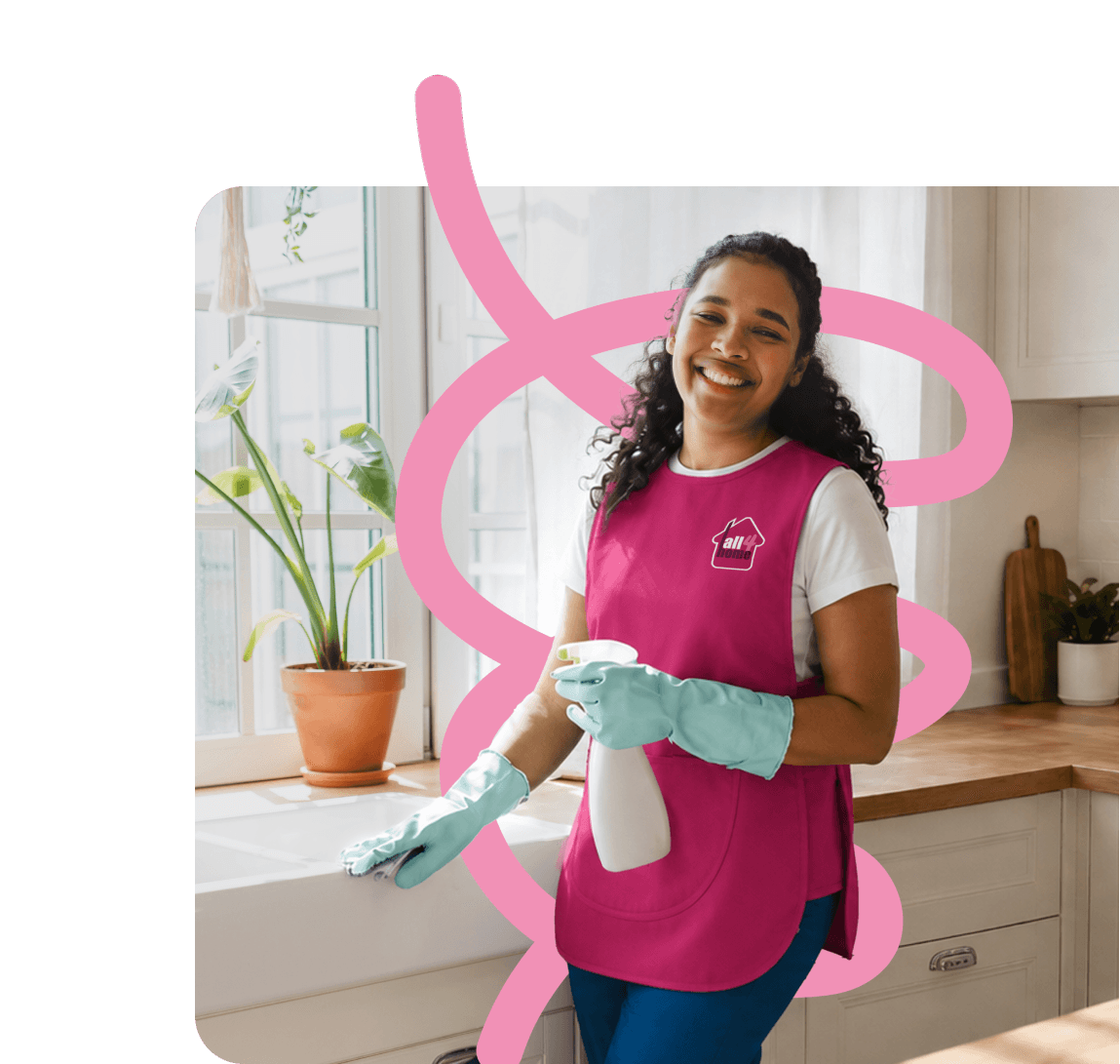 Une intervenante All4home range une cuisine chez un particulier.