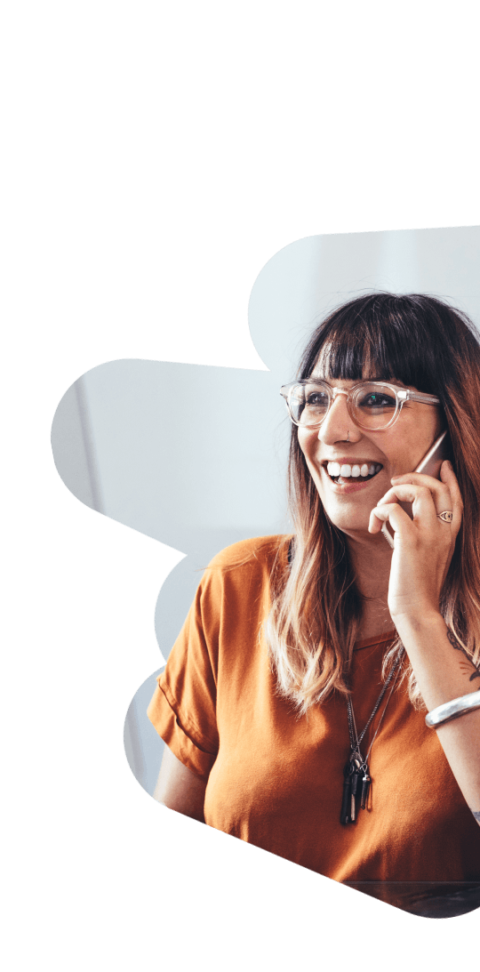 Une conseillère All4home au téléphone dans son agence.