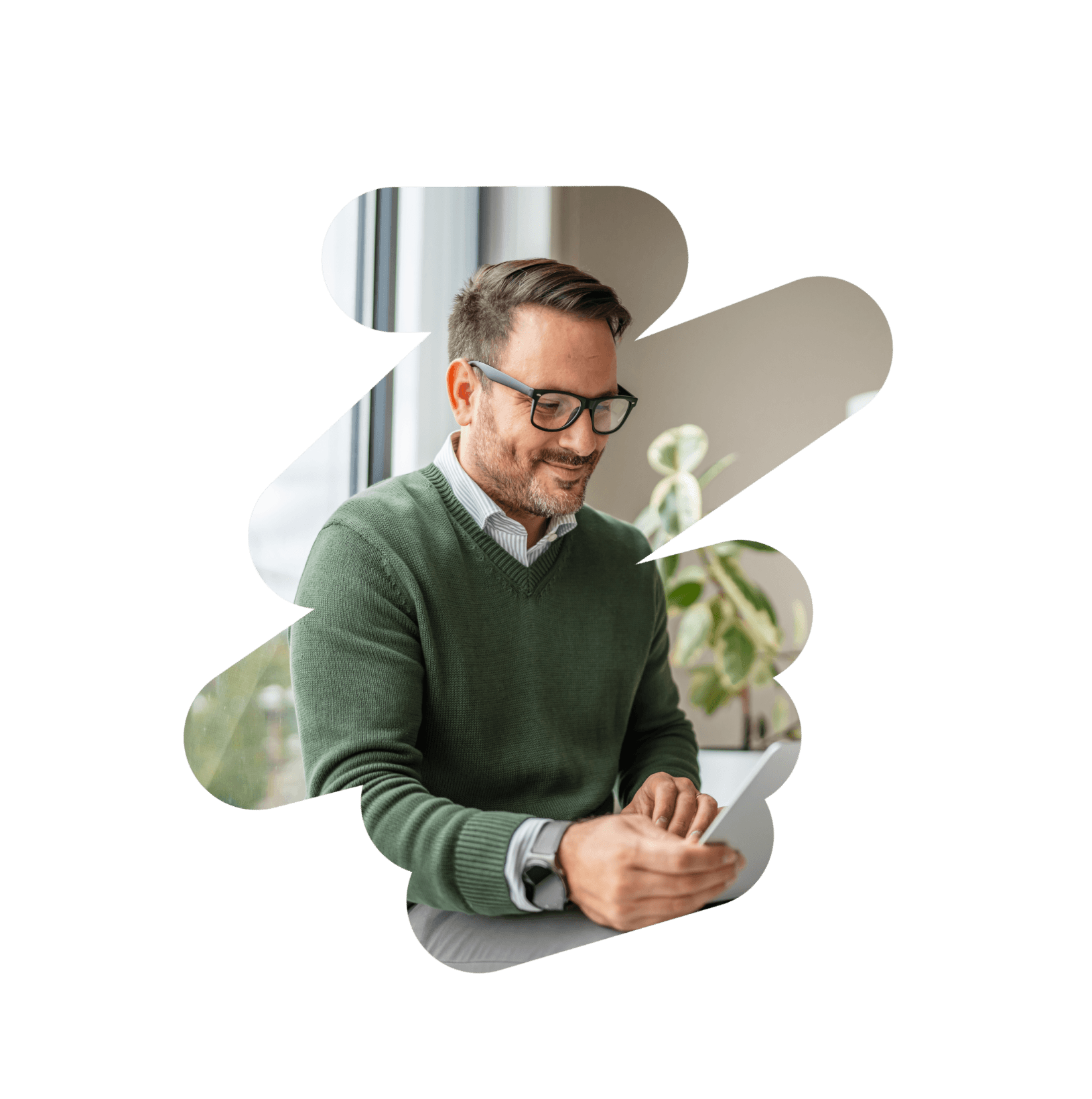 Un franchisé All4home consulte sa tablette dans son bureau.